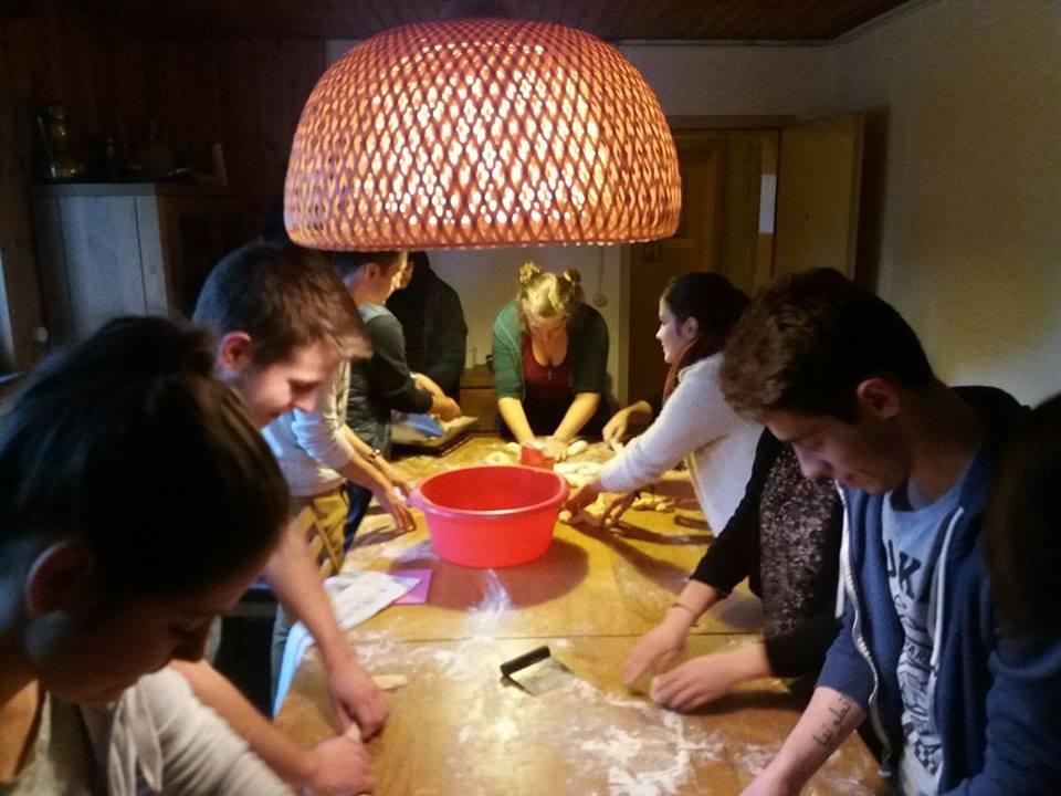 12825599_1061327250580081_1195835803_n