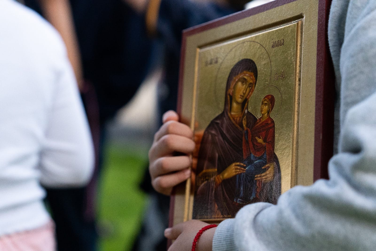 Mână care ține o icoană cu Maica Domnului și Pruncul Iisus