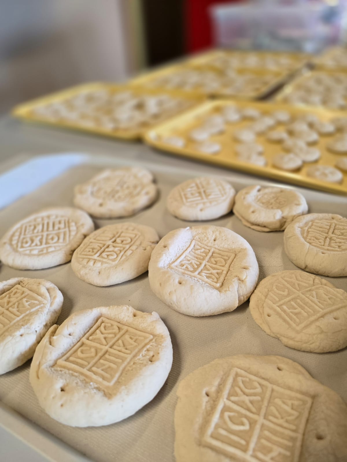 Prescuri crude pregătite pentru liturghie, așezate pe o masă